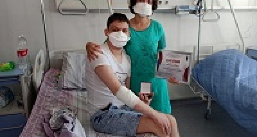 Юному волжанину пересадили почку его матери