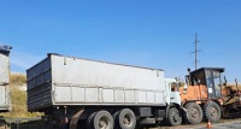 Под Волгоградом грузовик влетел в трактор