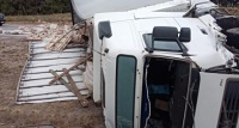 На трассе под Волгоградом перевернулся грузовик