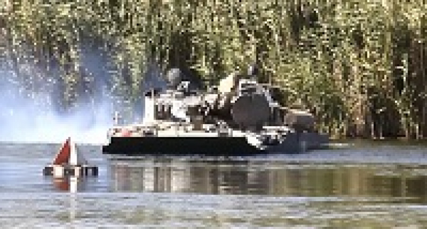 Под Волгоградом военные проходят учения на водных танках