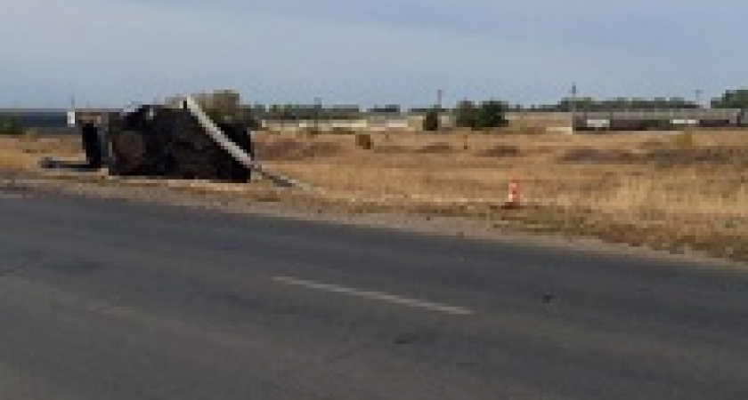 Под Волгоградом иномарка влетела в столб