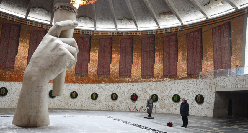 Губернатор Бочаров отдал дань героям у Вечного огня: Мамаев курган в День защитника Отечества