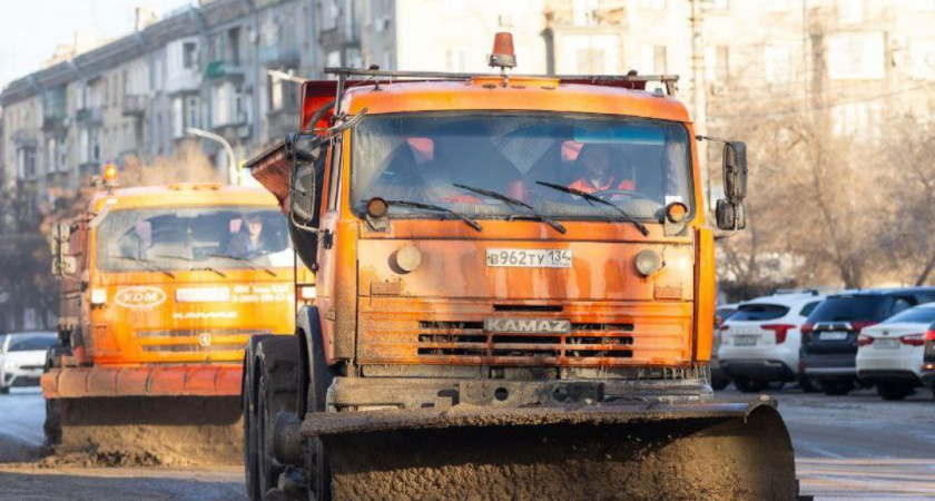 Волгоград в борьбе со снегом: коммунальщики высыпали на дороги 3600 тонн песко-соляной смеси