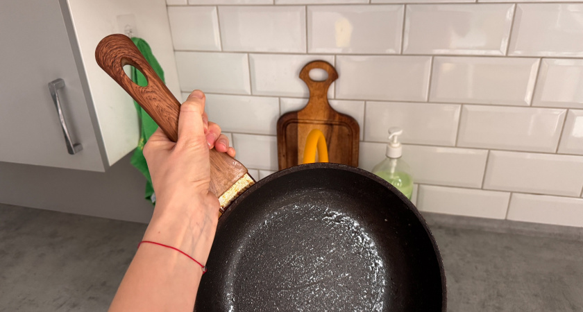 Зачем нужна дырка в ручке сковороды