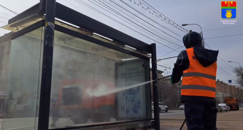 Волгоград отмывается от зимней грязи: остановки и дороги сияют чистотой