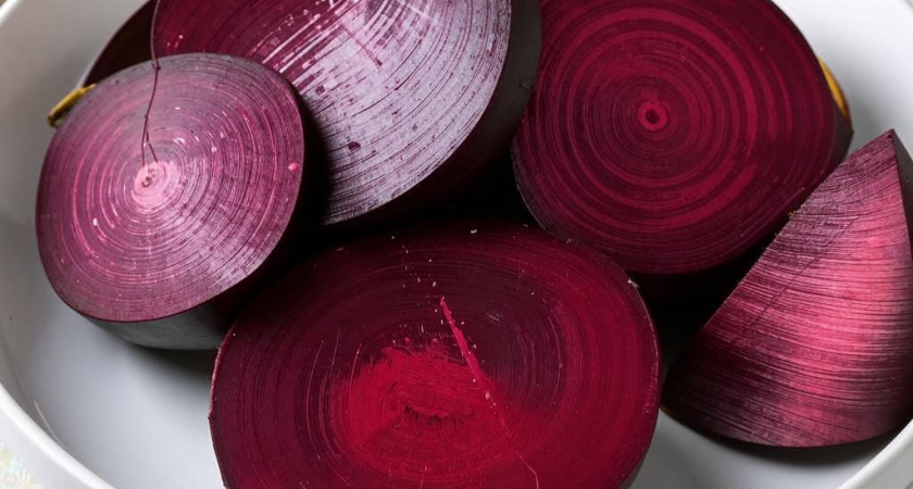 Перестала часами варить свеклу на салаты: повар научил готовить овощ вкуснее и проще - у себя в ресторане делают так
