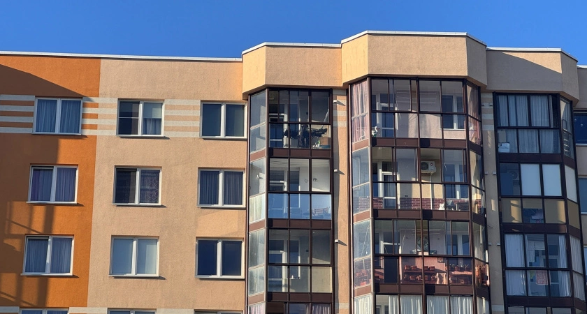 Фото к статье: С 14 апреля будет полностью будет запрещена установка натяжных потолков: их придется срочно снять