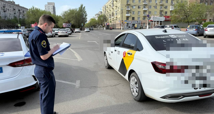 В Волгограде водитель такси умер за рулём — на проспекте Ленина начата проверка