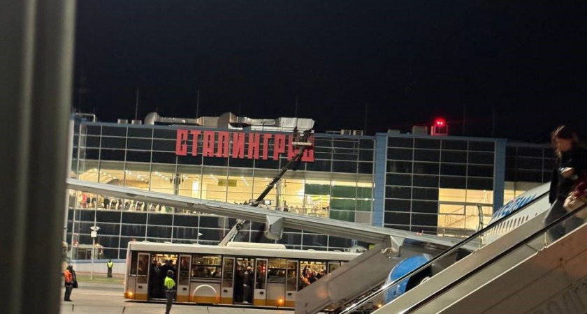 На фасаде аэропорта Волгограда появилась надпись "Сталинград"