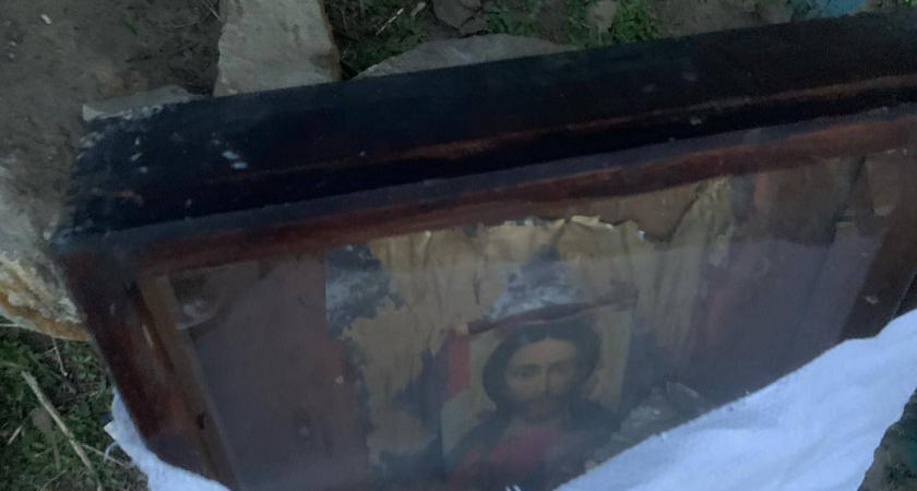 В Волгоградской области мужчина украл икону Николая Чудотворца из частного дома и попал под уголовное дело