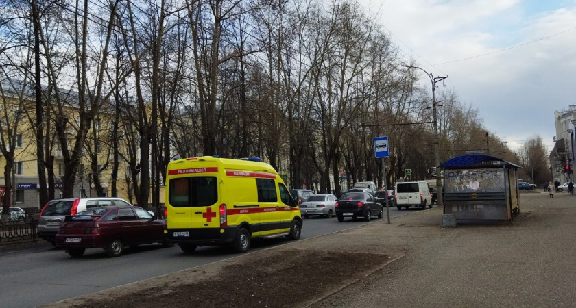 В Волгоградской области иномарка протаранила бетонный столб: пострадали двое детей