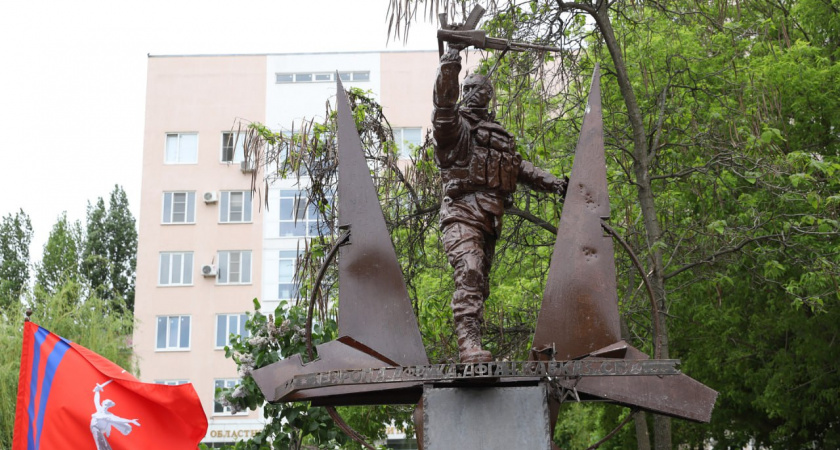 В Волгограде открыли памятник участникам боевых действий — символ мужества и благодарности