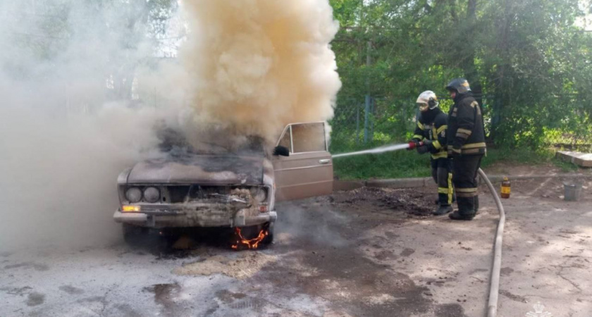 В Волгограде загорелся легковой автомобиль: пожар ликвидировали, обошлось без жертв