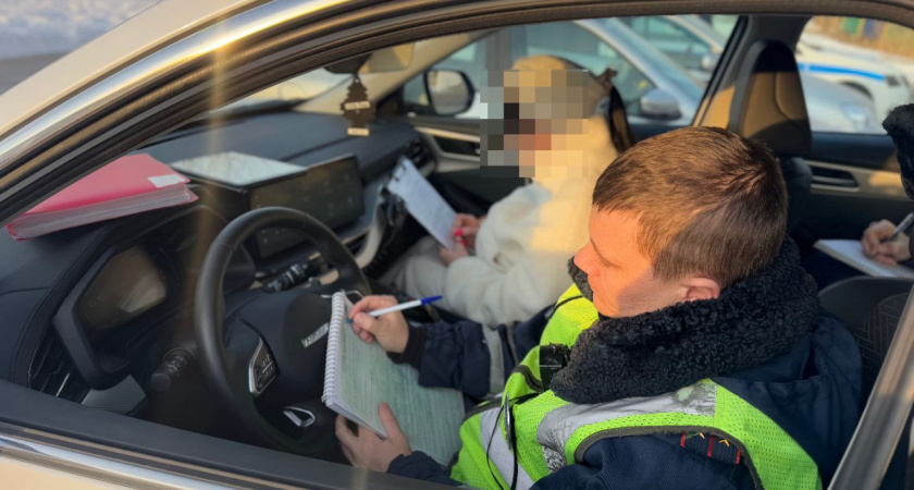 Автоюрист разъяснил, почему нельзя говорить инспектору ГИБДД, кем и где работает водитель: запомните на всю жизнь