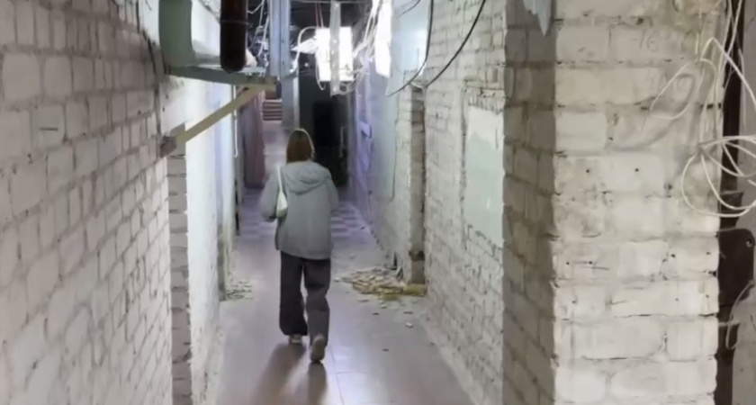 Волгоградец показал, в каком состоянии сейчас детская поликлиника №15: «Полы в пыли, потолок сыпется, запах такой, что страшно дышать»