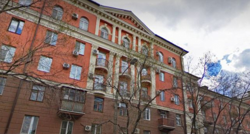 В центре Волгограда обвалилась лепнина с дома-памятника рядом с музеем Сталинградской битвы