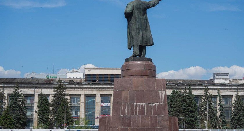 Памятник Ленину спрятали за забором — в центре Волгограда начали дорогой ремонт