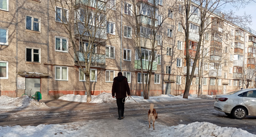 Касается всех, кто живет в квартире или доме – теперь это запрещено делать с 8:00 до 23:00