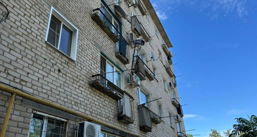 В Волгоградской области расследует трагедию с обрушением балкона в Волжском — пенсионерка погибла на месте