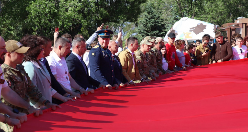 Волгоград развернул самое большое Знамя Победы на Мамаевом кургане и принял экспедицию «Непокорённые»