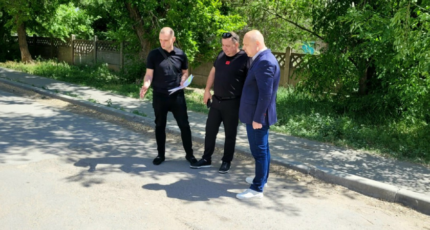 Волгоградцы нашли дефекты на новой дороге в Тракторозаводском районе — подрядчик пообещал всё исправить