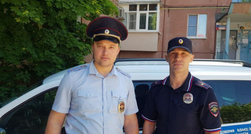 Полицейские из Волжского спасли пенсионера, пережившего инсульт в одиночестве