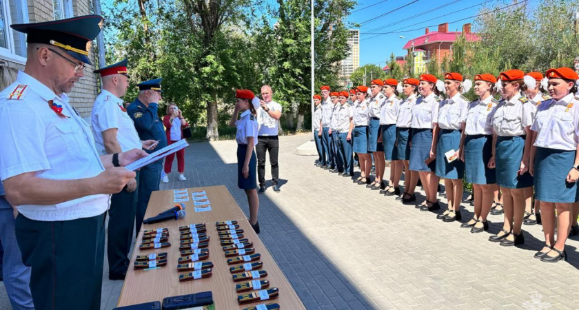В Волгограде кадетам вручили медали за участие в Параде Победы — награждали в школе №82