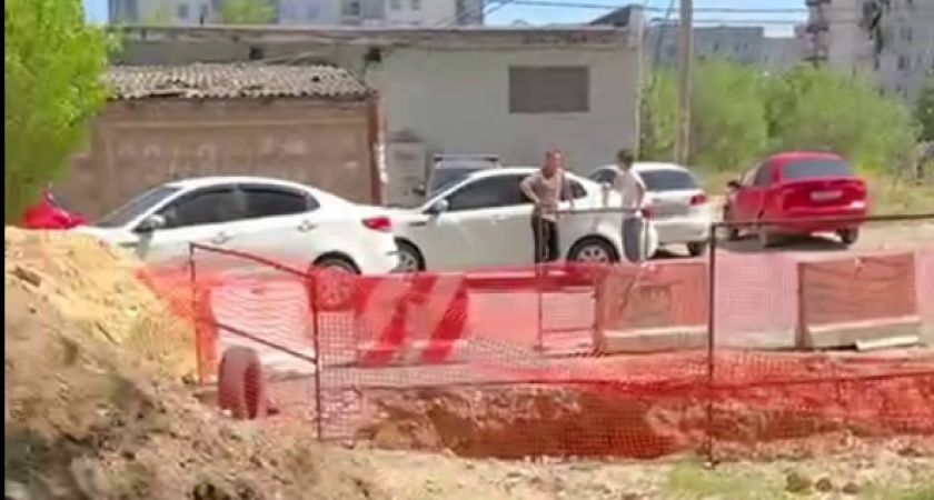Во дворе на Рокоссовского в Волгограде раскопали землю — мамы с колясками не могут пройти к дому