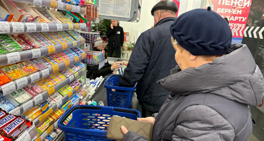 Почему в магазинах больше не расплачиваюсь картой: кассиры «Пятерочки» и «Магнита» пристально смотрят на эти данные