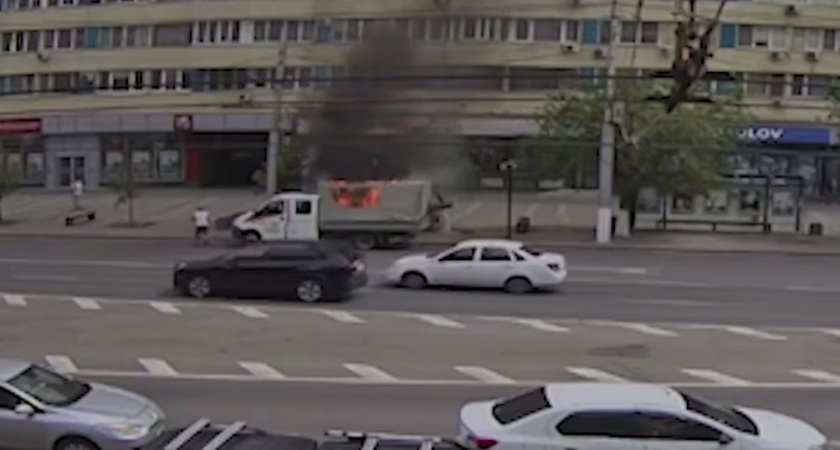 В Волгограде загорелась «Газель» на проспекте Ленина — движение встало, прохожие в шоке