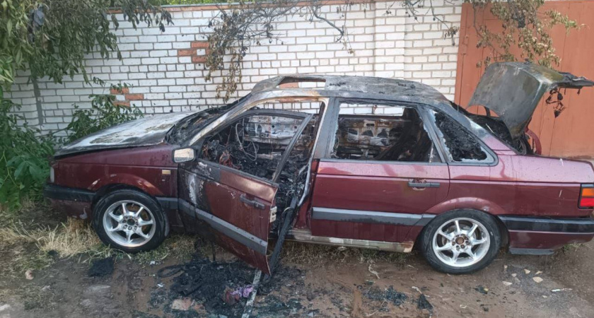 В Волгограде легковушка вспыхнула на ходу — спасатели успели вовремя