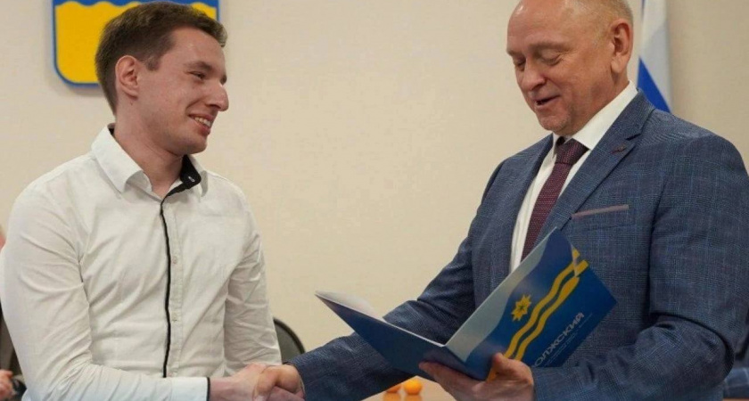 Жители Волжского требуют вернуть Николая Копылова — водителя, который подарил городу самый праздничный трамвай