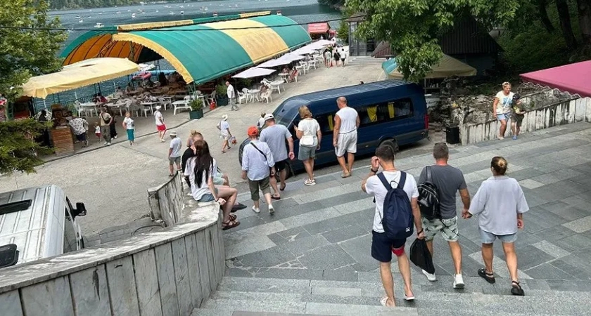 "Купаться просто невозможно, все сидят на берегу": Черное море преподнесло неприятный сюрприз отдыхающим