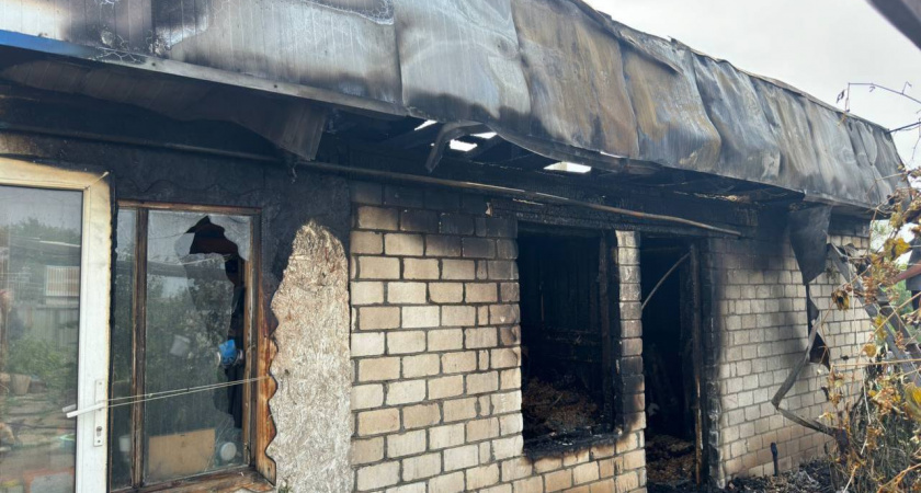 В Волгоградской области холодильник вспыхнул ночью — сгорели баня и летняя кухня