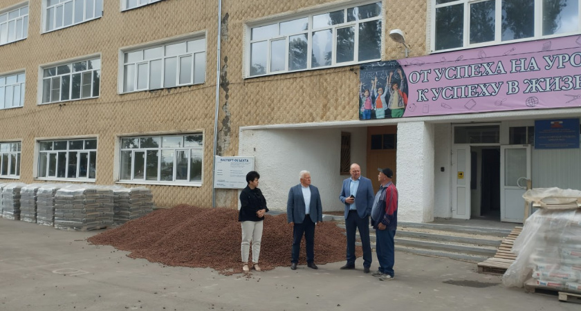 В Волгоградской области приводят в порядок школу с историей: ремонт в Красноярской СОШ №2 идёт по графику