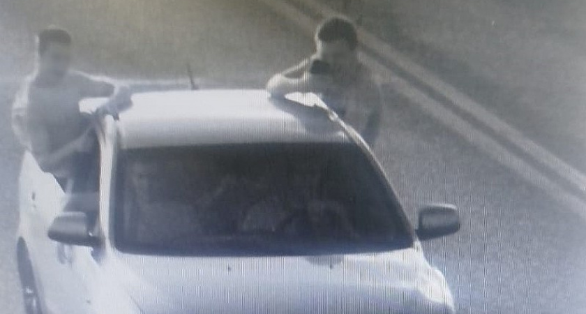 Волгоградца на Mitsubishi наказали за опасные катания пассажиров вне салона — поймали по видео в сети