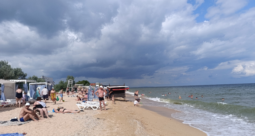 Купаться невозможно, люди просто сидят на берегу: Черное море преподнесло жуткий сюрприз всем отдыхающим