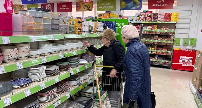 «Смена 16 часов и уборщицу оплачивайте сами»: работница «Дикси» об условиях работы — обыски сотрудников и отношение как к рабам