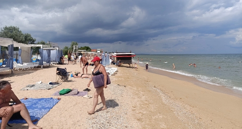 Купаться нереально, люди просто сидят на берегу: Черное море преподнесло жуткий сюрприз отдыхающим