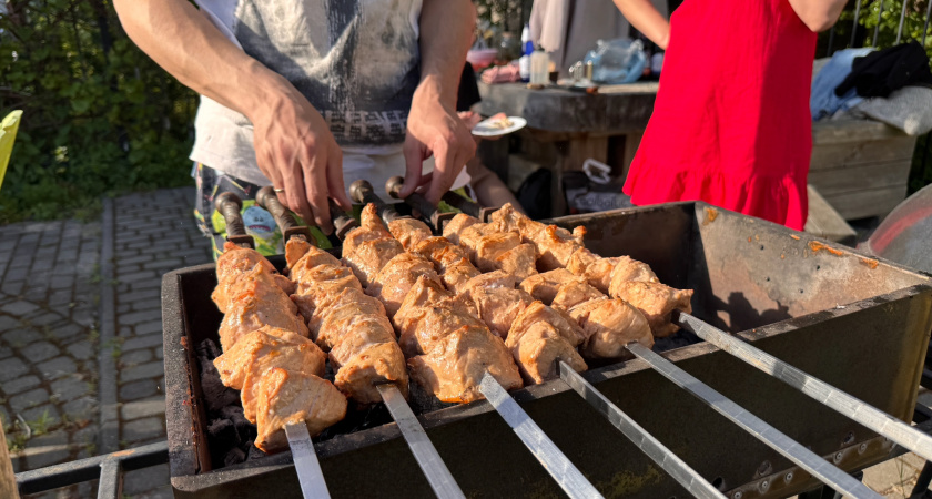Узнала, как грузины маринуют мясо для шашлыка - забудьте об уксусе, майонезе и соевом соусе. Просто тает во рту