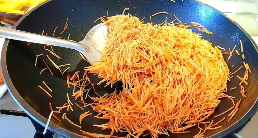 Жарю сухую вермишель на сковородке по-турецки — вкуснее обычных макарон: минимум ингредиентов и готовить всего лишь 10 минут