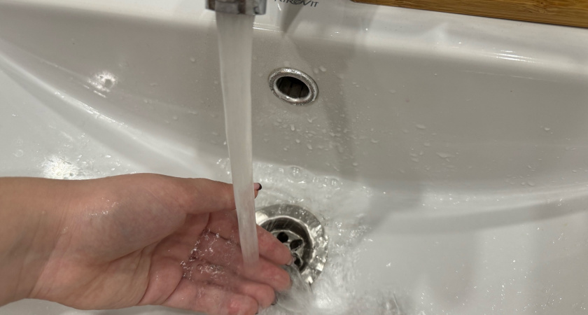 2 стакана и вода больше не стоит в раковине: совет от знакомого сантехника - как можно быстро устранить засор и прочистить слив