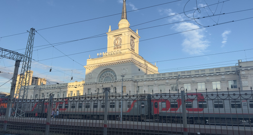 В Волгоградской области пожар у путей задержал три пассажирских поезда
