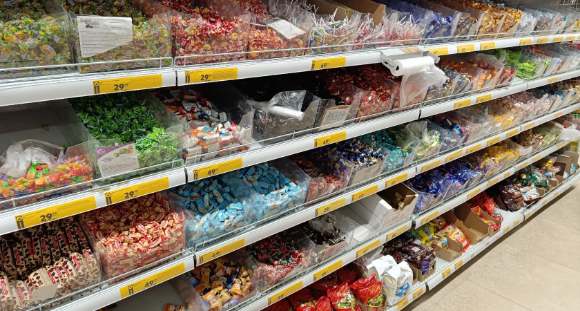Взяла всего 5 конфет в «Пятёрочке», продавец на кассе взвесил на 320 грамм. Вот так нас обвешивают и дурят в магазинах - отзыв покупателя