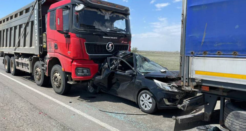 Под Волгоградом две фуры сплющили иномарку ««Киа Рио»