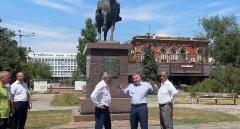 По скверу Симбирцева прогулялись губернатор и глава Волгограда