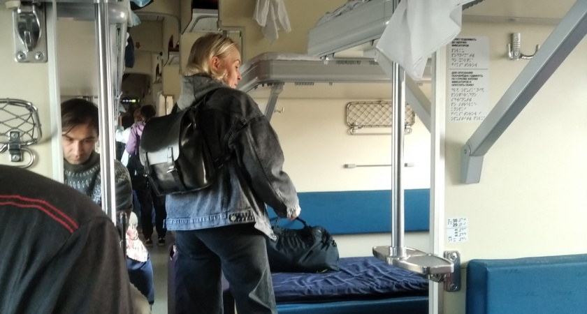 Уступи, потому что я больше": пассажир в купе начал скандалить с попутчицей, обещая испортить поездку - сцена на весь вагон