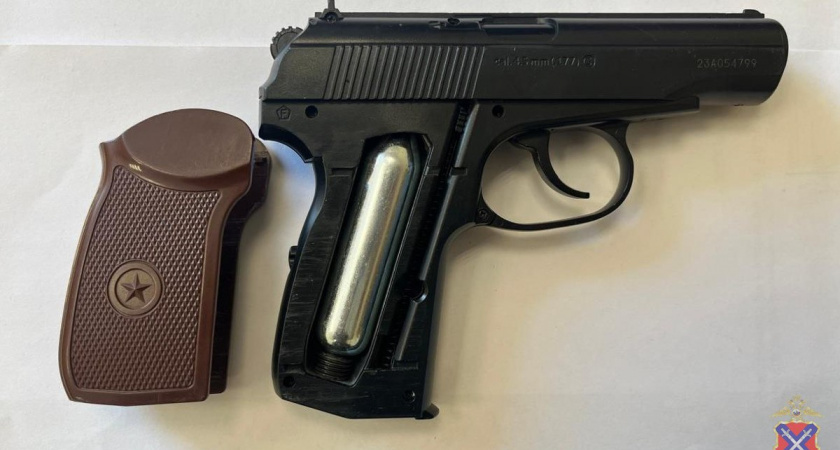 В Волгограде мужчина стрелял с балкона по двору и попал в ребёнка — полиция возбудила уголовное дело