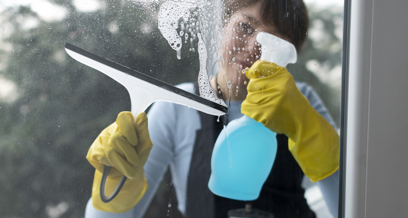 Мойщики окон добавляют в воду копеечный белый порошок — никаких разводов: стекла кристально чистые — усилия не потребуются