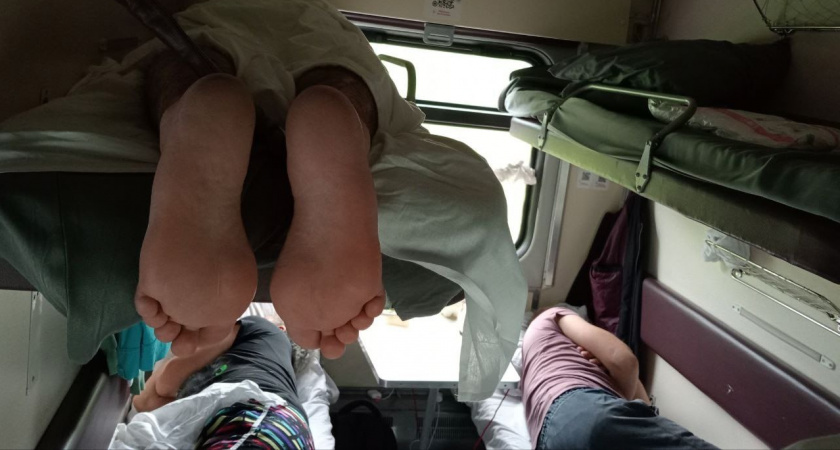 В гипсе и с костылями полез на верхнюю полку - попутчицы на нижних безжалостно игнорировали: поступили по закону, но не по-человечески